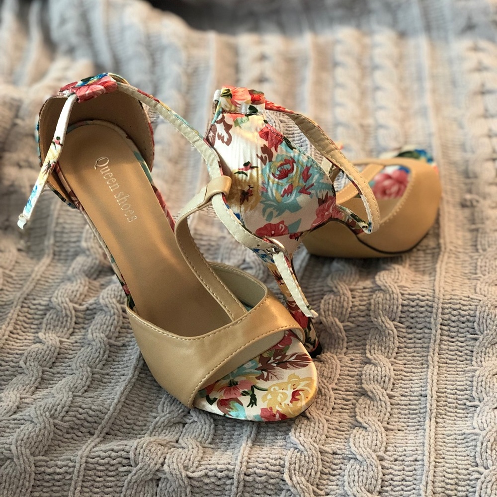 Nude and floral pumps